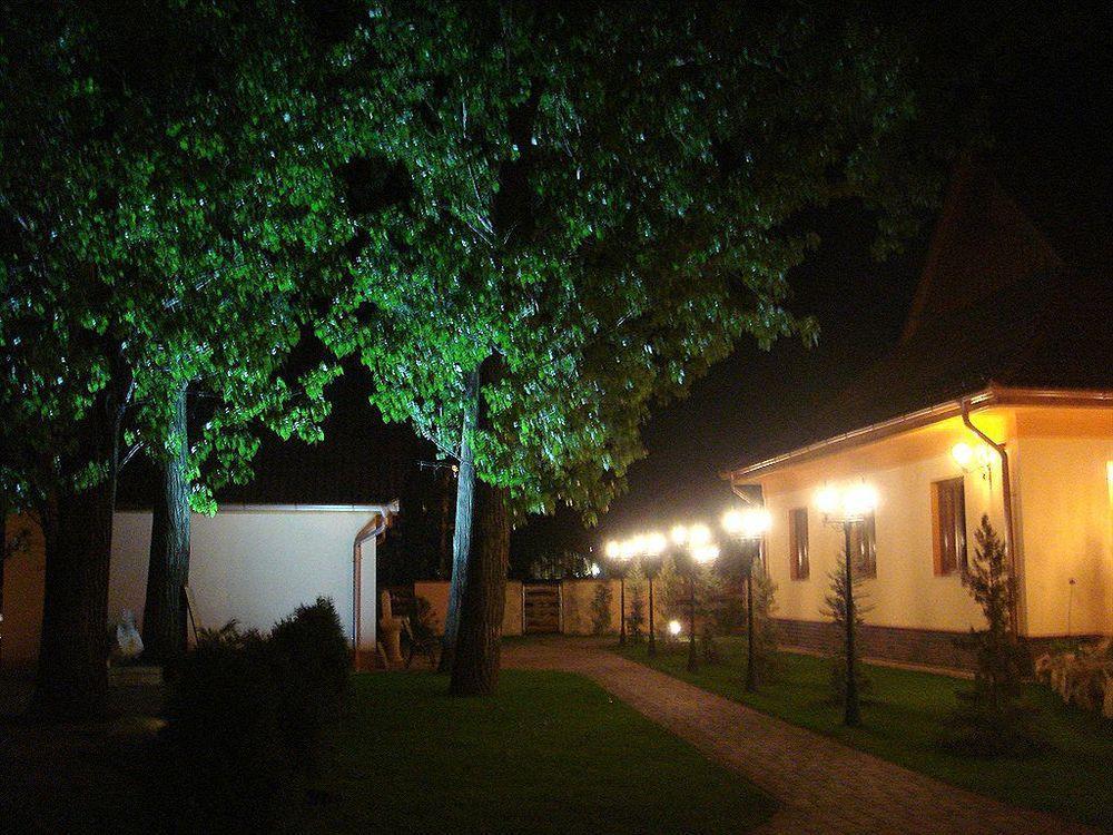 Platan Garden Rooms & Restaurant Hajduszoboszlo Exterior photo